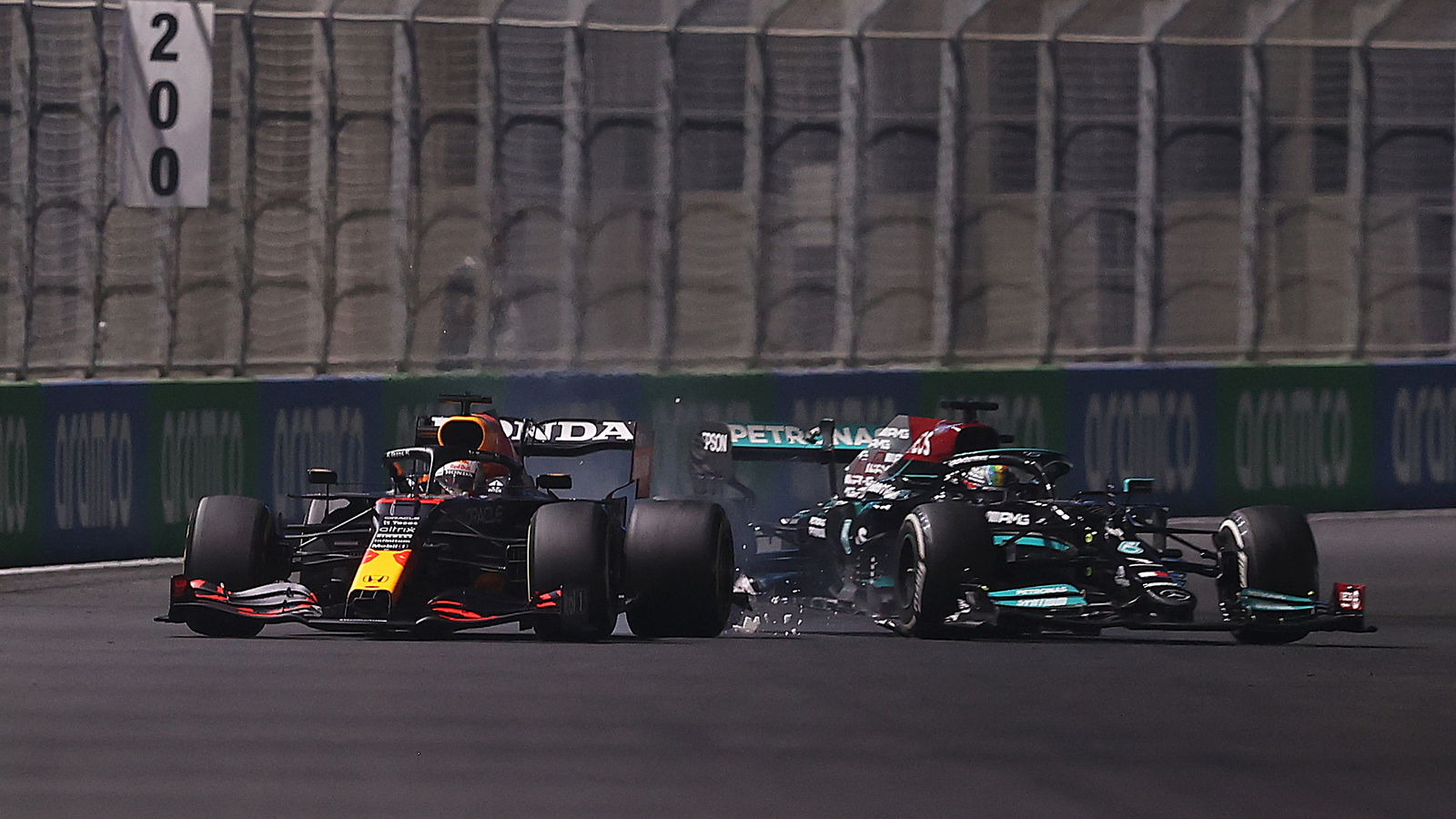 Verstappen Dihukum 10 Detik, Pertahankan Posisi Kedua
