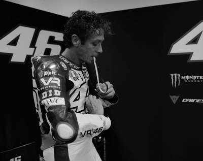 Valentino Rossi menghadiri foto pernikahan Luca Marini lalu kembali naik sepeda