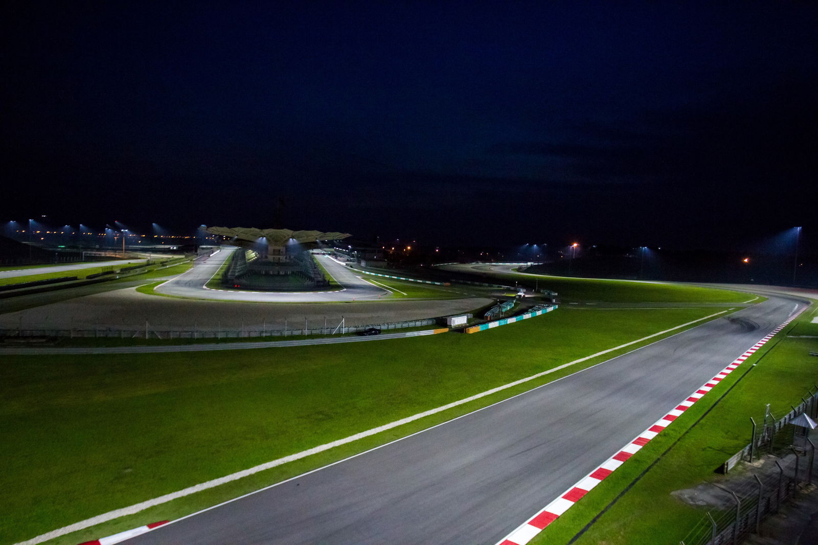 PIC: Lampu Sorot di Sepang…
