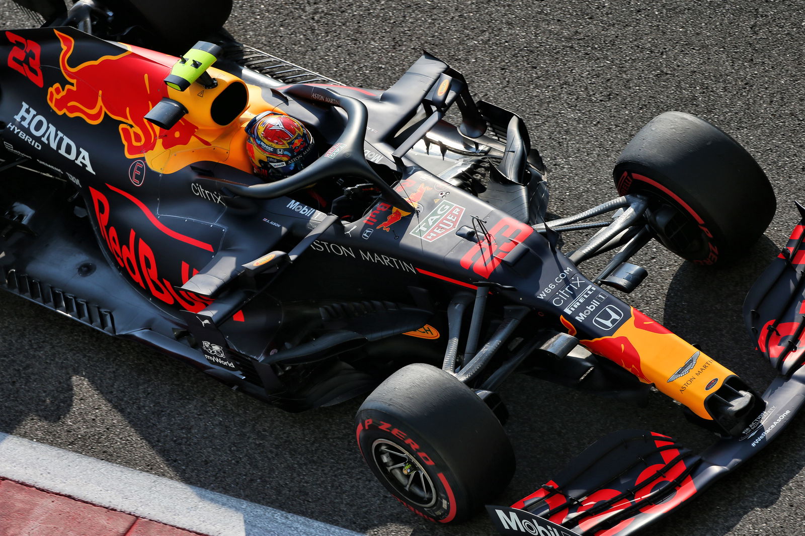 Alex Albon mengendarai Red Bull RB16