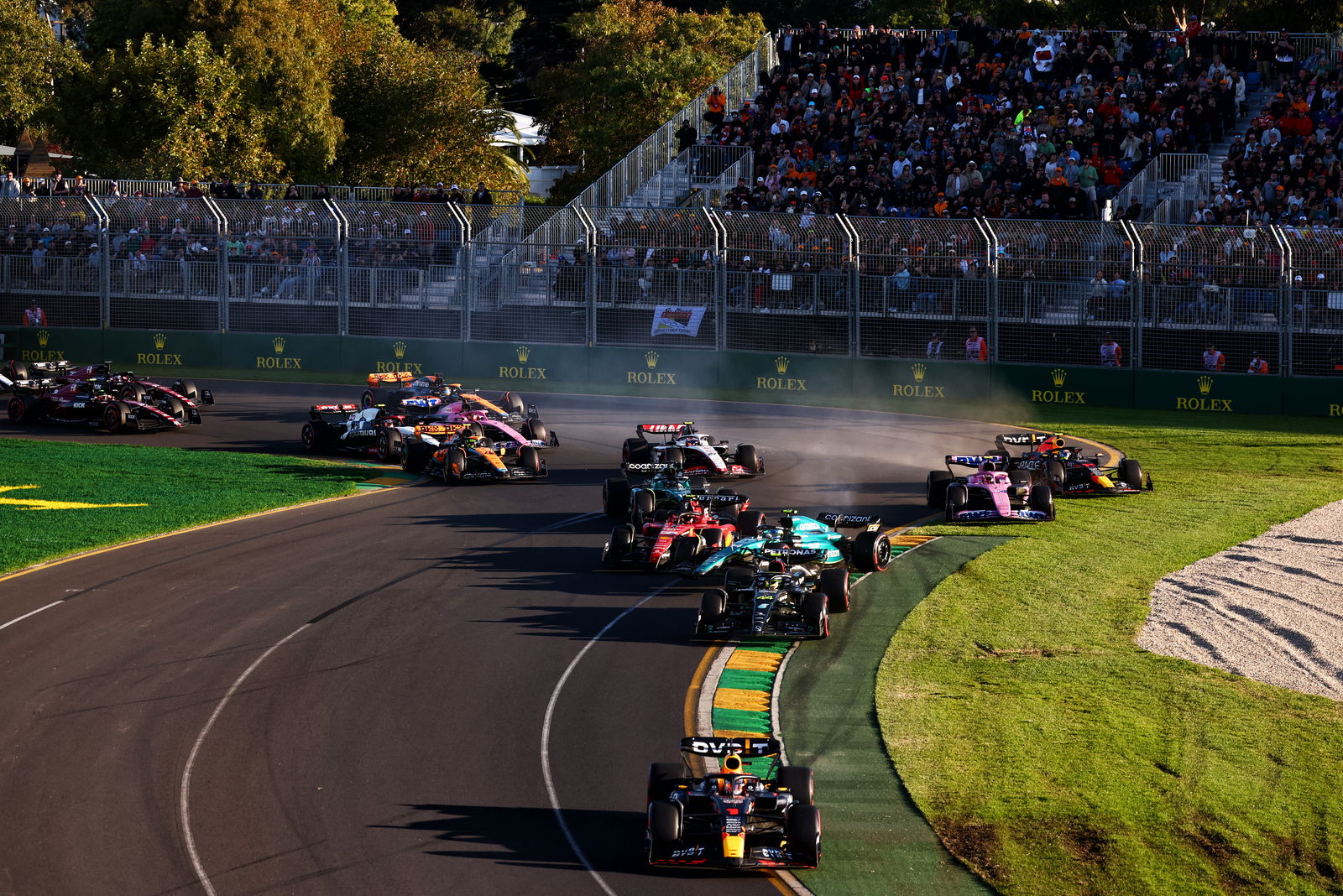 Verstappen Salahkan Race Control Atas Kekacauan Restart
