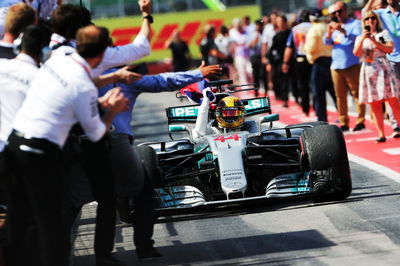 Hamilton Beri Pembaruan dari Masalah Punggung di Baku