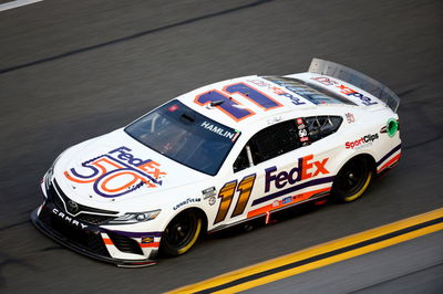 Denny Hamlin Membidik Kemenangan Daytona 500 Keempat