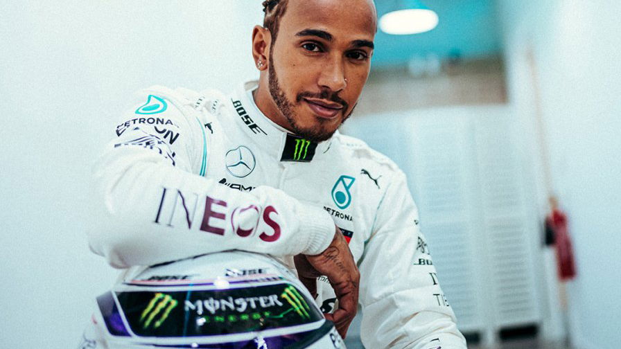 Lewis Hamilton memuji 'pesan kuat' Mercedes dengan corak hitam