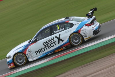 Turkington converts pole to win in chaotic first race