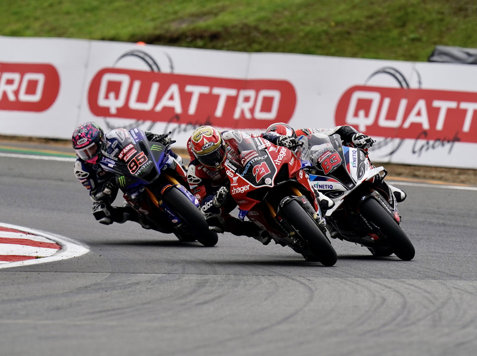 BSB Brands Hatch: Red Flag Race 3 Bantu Mackenzie Sapu Bersih Podium