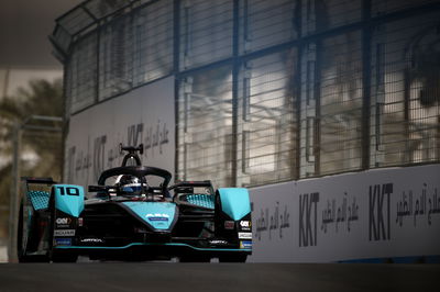 De Vries beats Mortara by 0.005s to secure pole for second Diriyah E-Prix