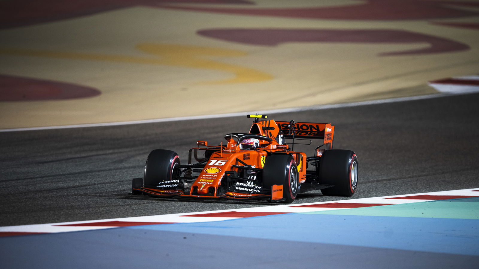 Leclerc mengklaim tiang F1 perdananya di lockout baris depan Ferrari
