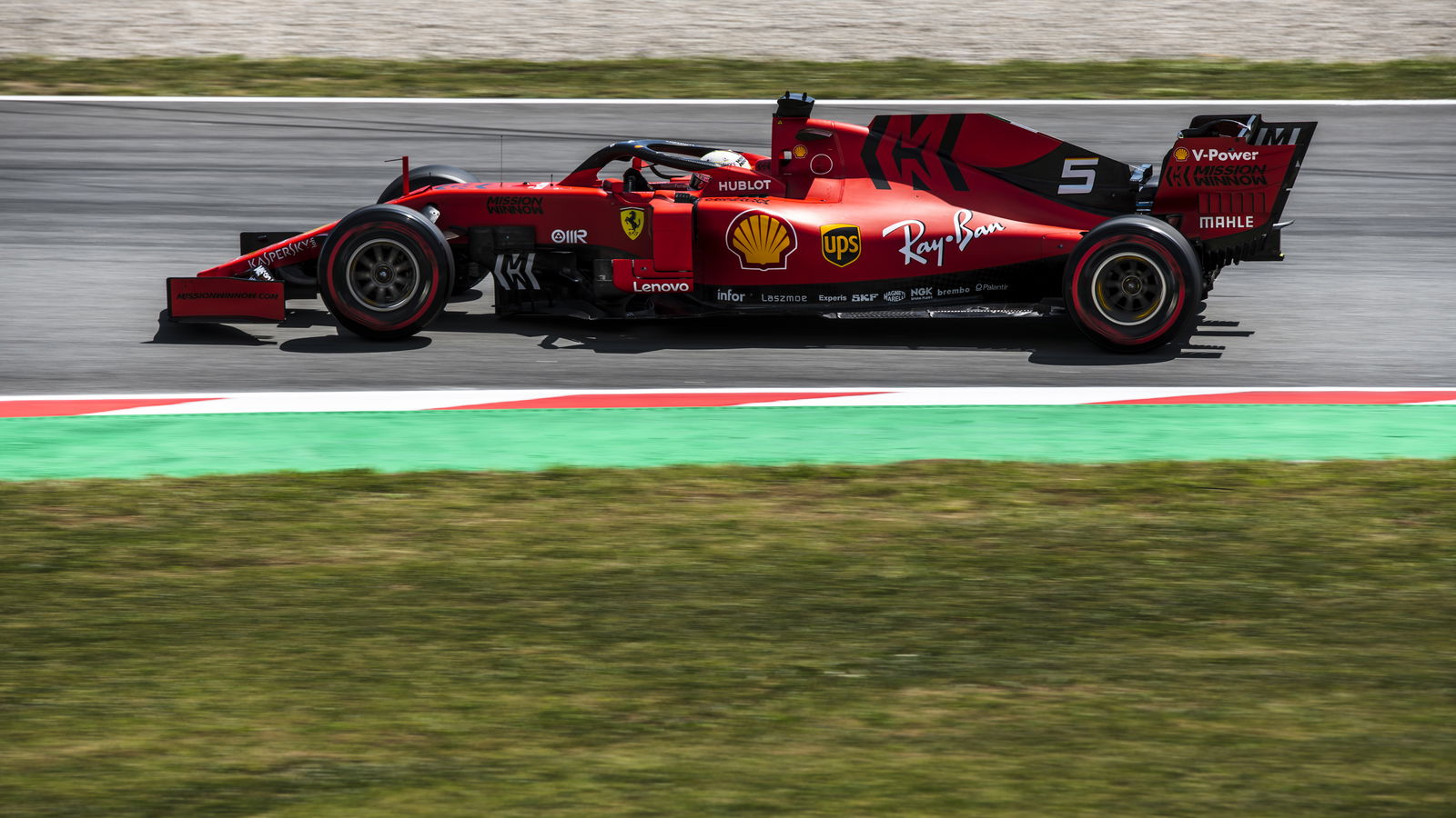 Vettel hopes “daring” Ferrari set-up will pay off in race