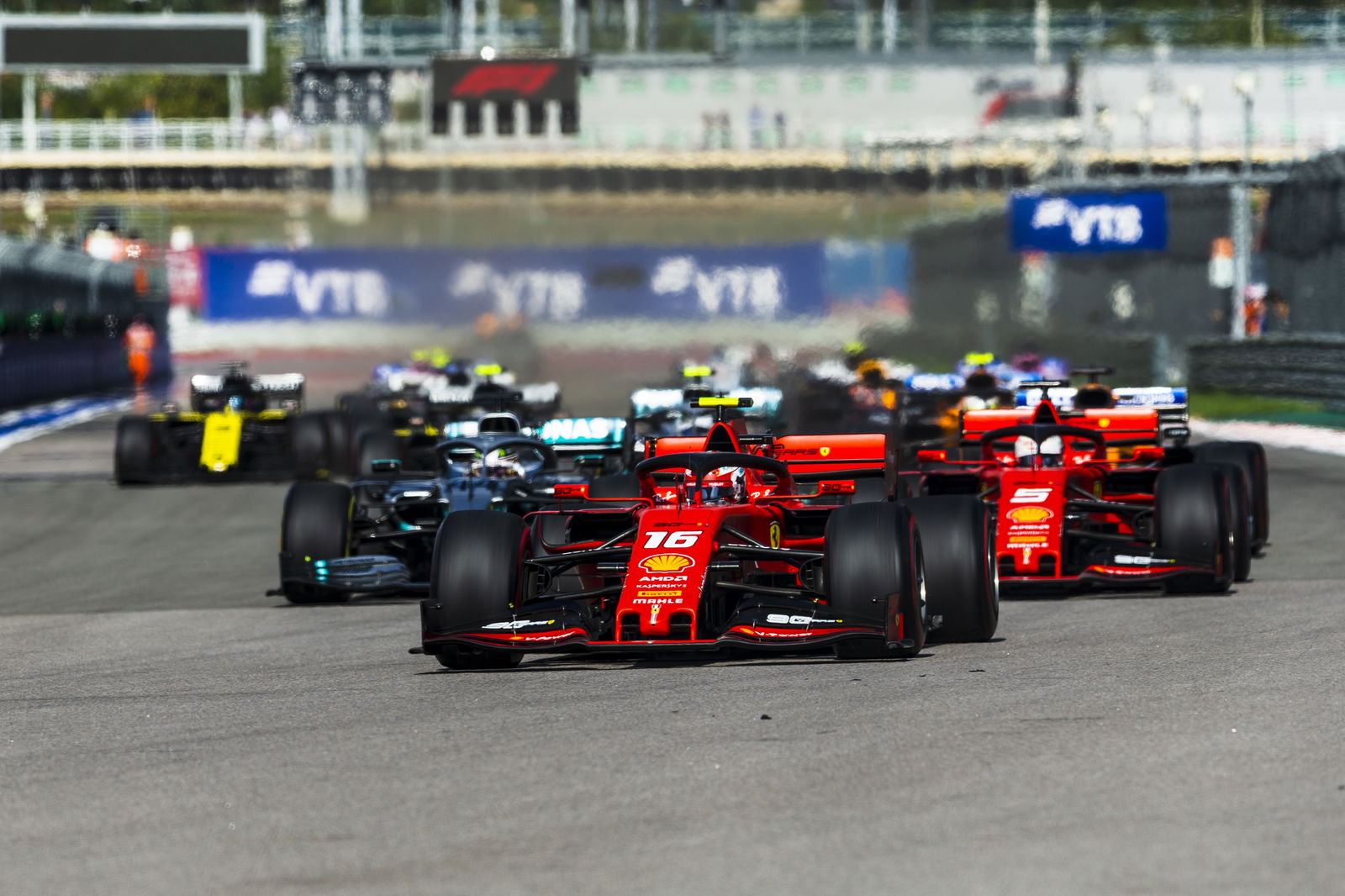 Horner: Pasangan Vettel-Hamilton akan membuat 'pusing' bagi Mercedes