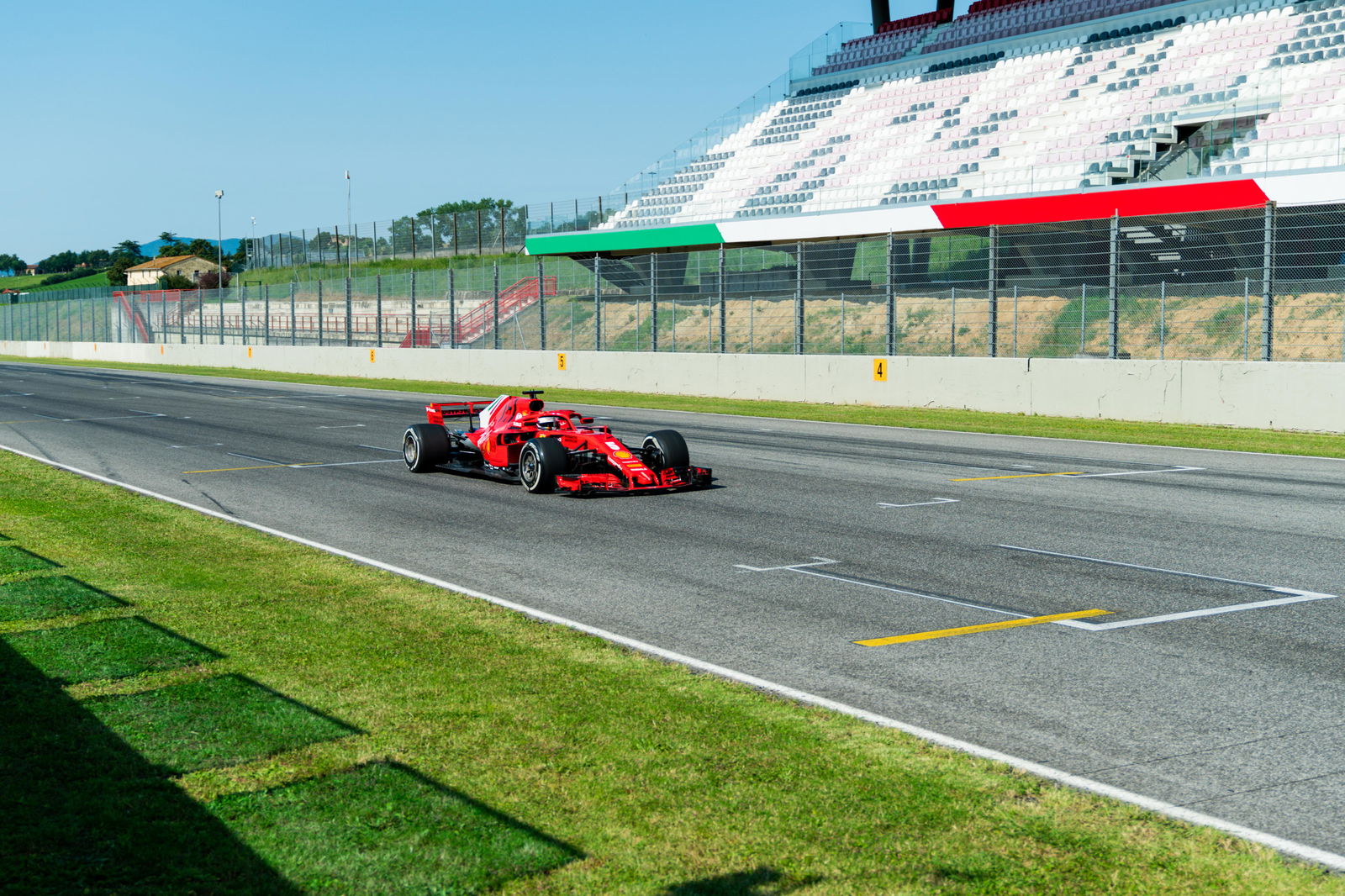 F1 untuk menjual kotak bendera kotak-kotak untuk amal