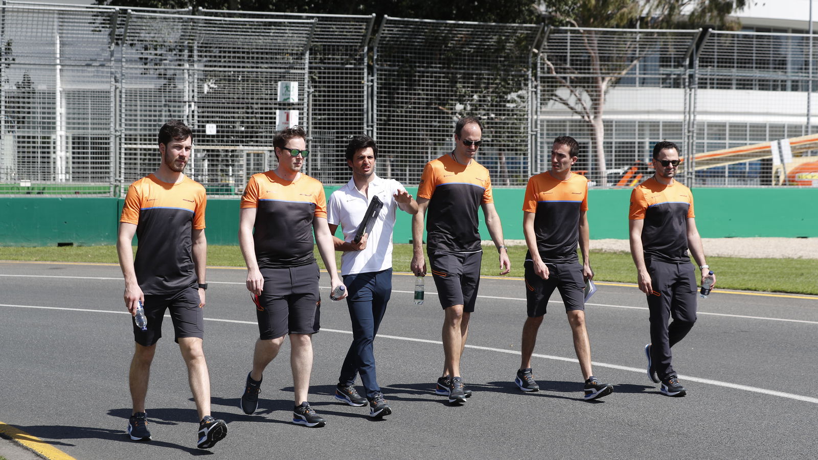 Staf McLaren F1 yang dikarantina sekarang kembali ke rumah di Inggris