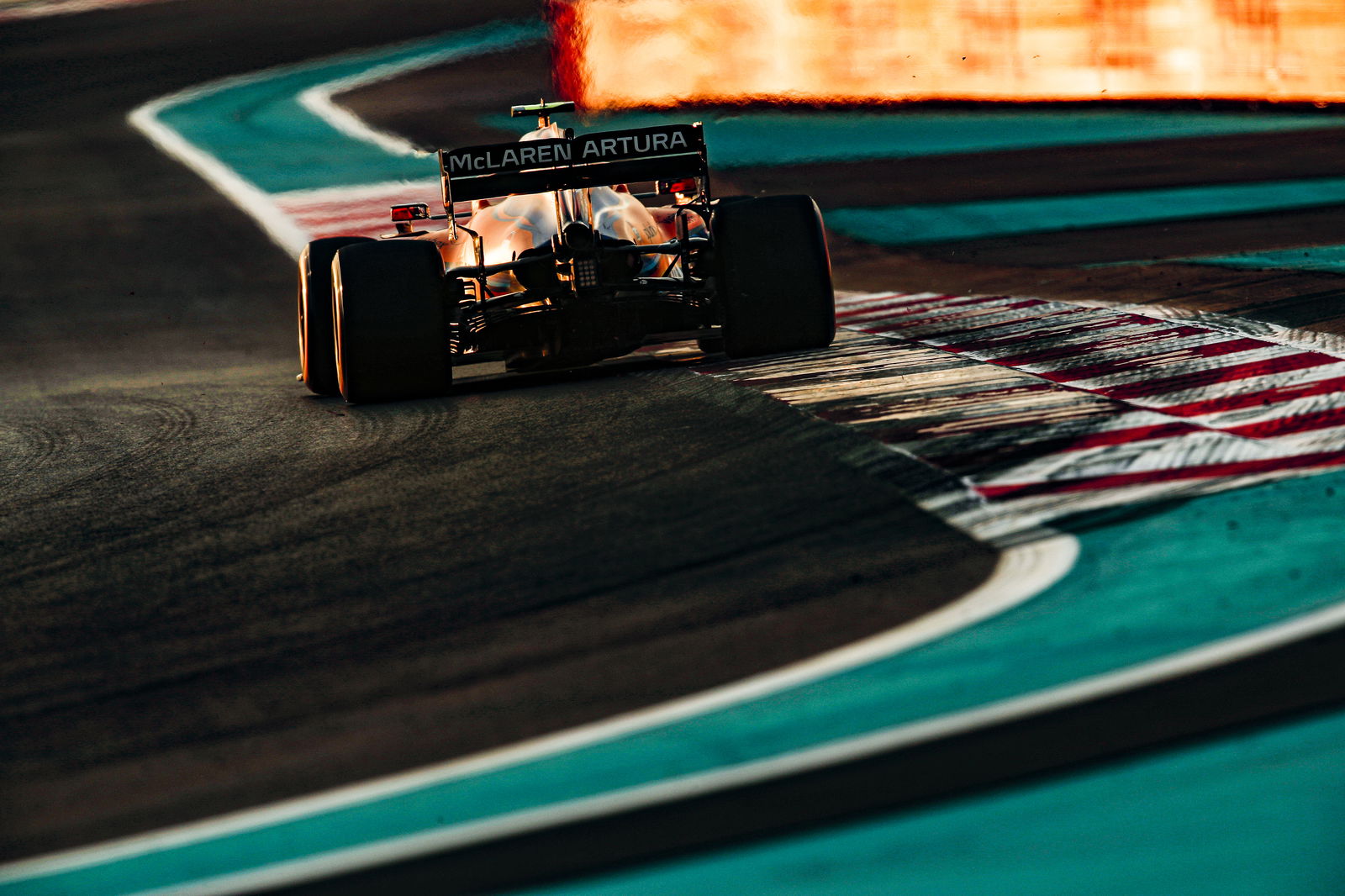 Pembalap F1 Meluncurkan Video Kampanye Vaksinasi COVID-19