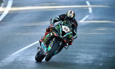 Hickman tercepat saat kecepatan meningkat pada roda dua dan tiga di Isle of Man TT