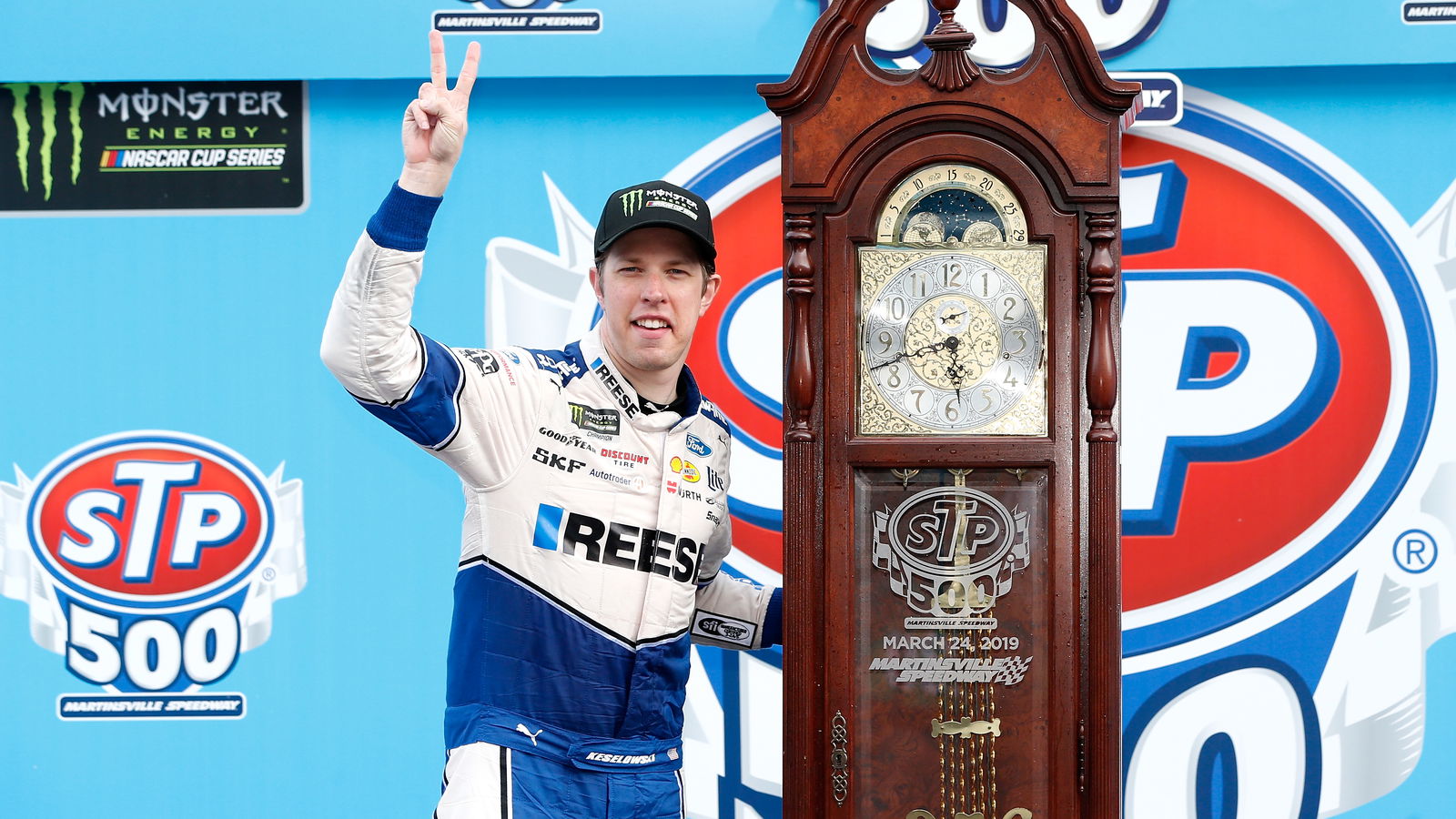Keselowski menghancurkan lapangan di Martinsville
