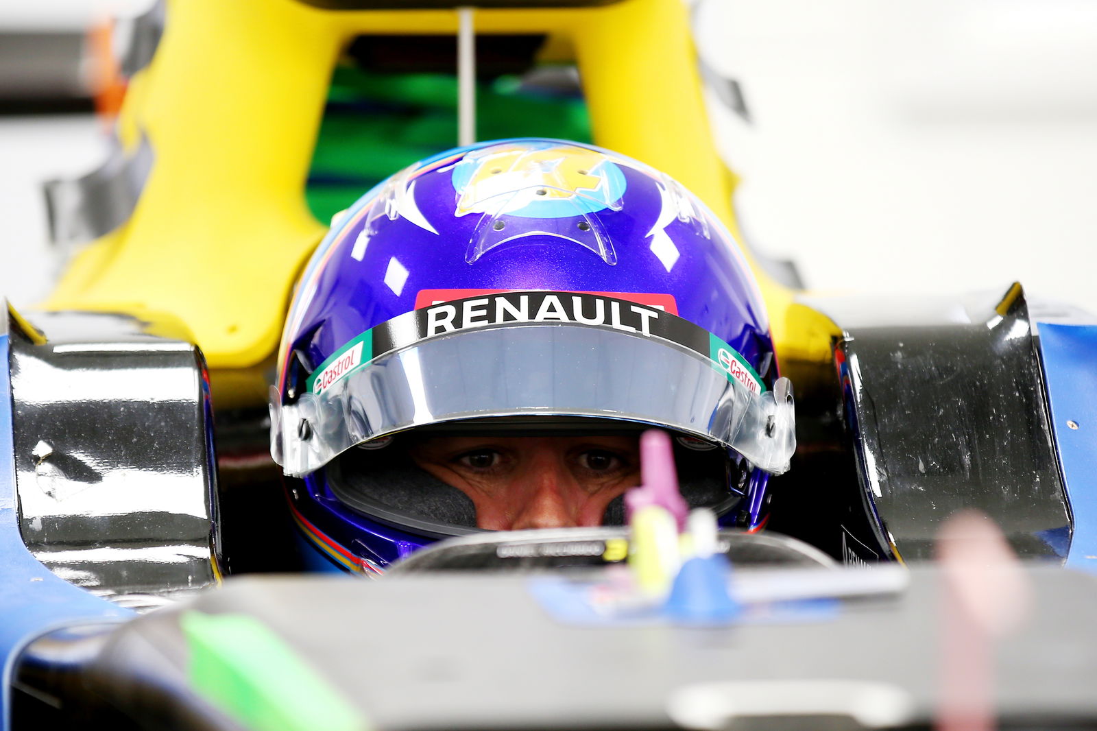 Mick Schumacher bertujuan untuk merebut kembali rekor kemenangan F1 ayah Michael dari Hamilton
