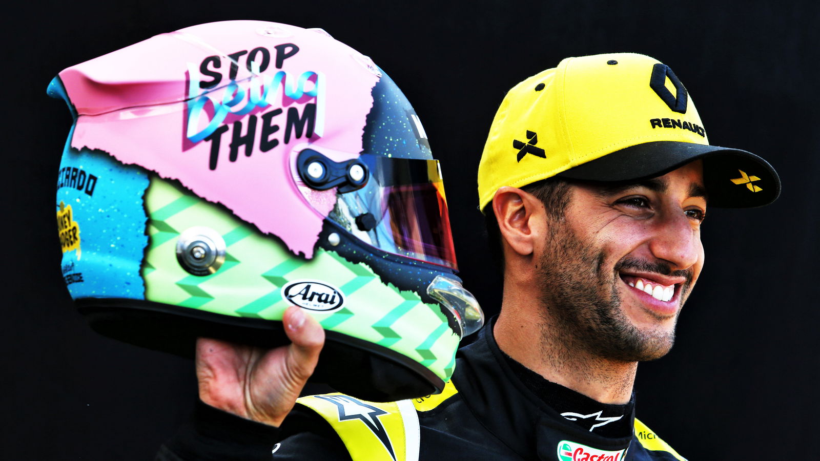 Ricciardo mengungkapkan desain helm F1 baru yang mencolok