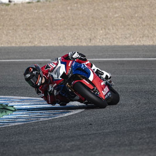 Warokorn menjalani operasi pada tulang belakang yang patah