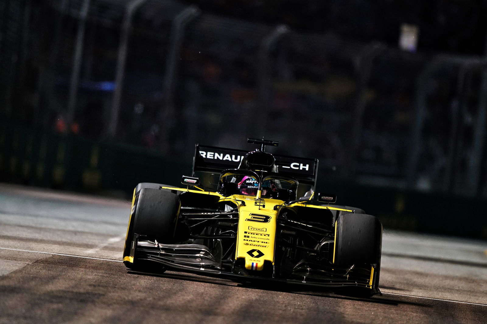 Hamilton edges Verstappen in Singapore FP2, traffic hinders Ferrari
