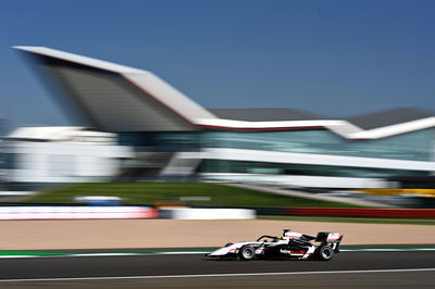 Smolyar menahan Beckmann untuk kemenangan F3 pertama di Silverstone