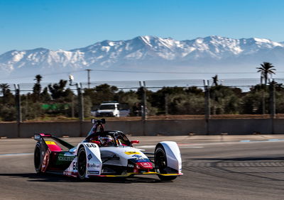 Burung lolos dari kecelakaan jalur pit untuk merebut tiang Formula E.