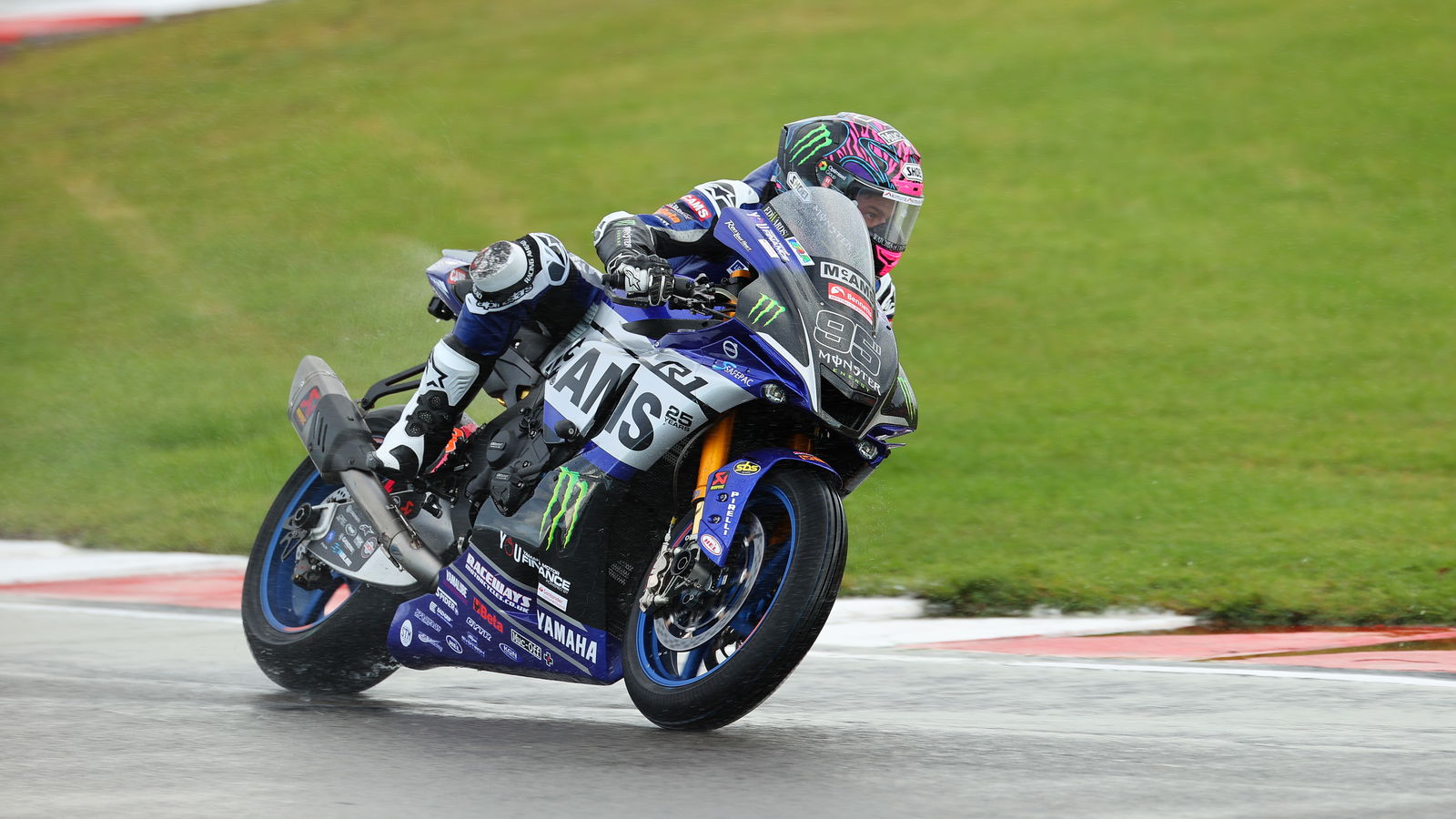 Mackenzie Memimpin 10 Poin Jelang Final BSB di Brands Hatch
