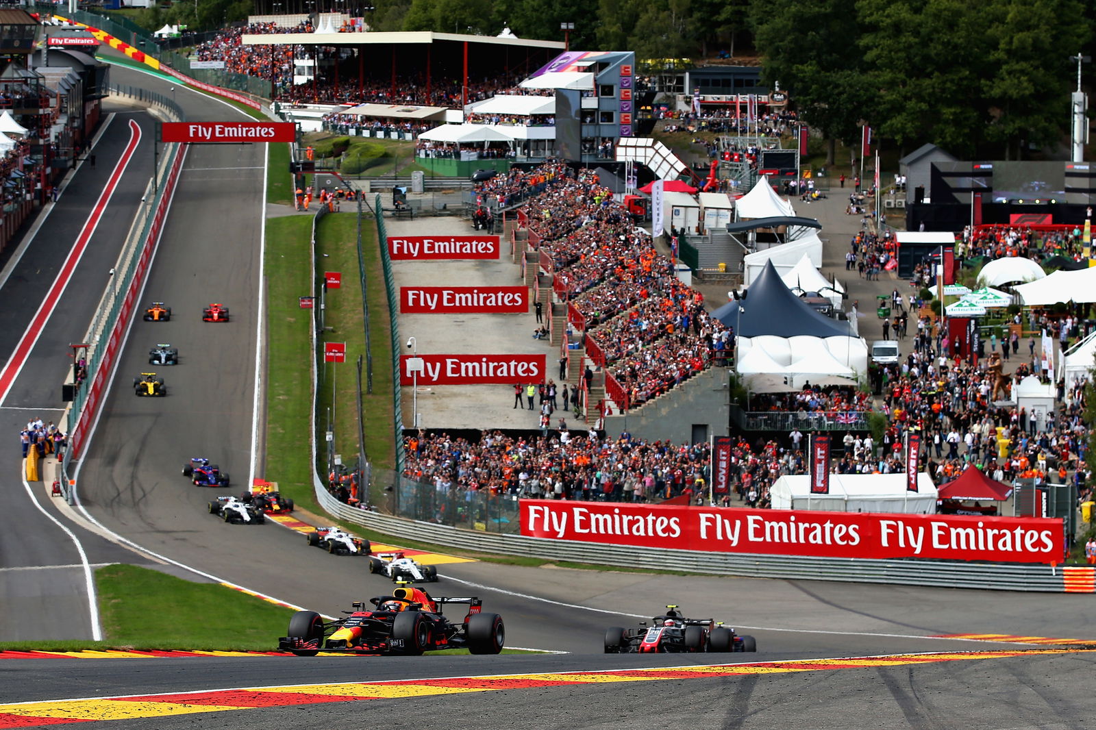 Vettel meraih kemenangan dominan di GP Belgia setelah memulai drama