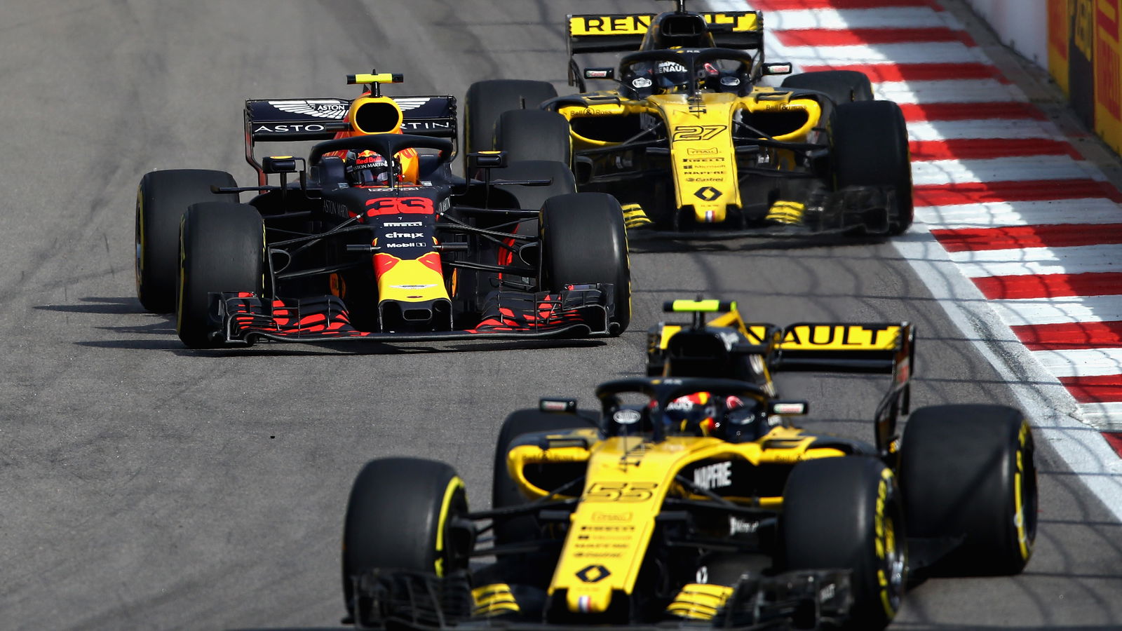 Verstappen hampir jatuh di lap pembukaan pengisian Sochi