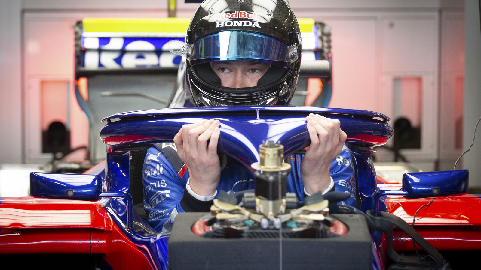 Kvyat mencapai trek di Toro Rosso STR14 baru