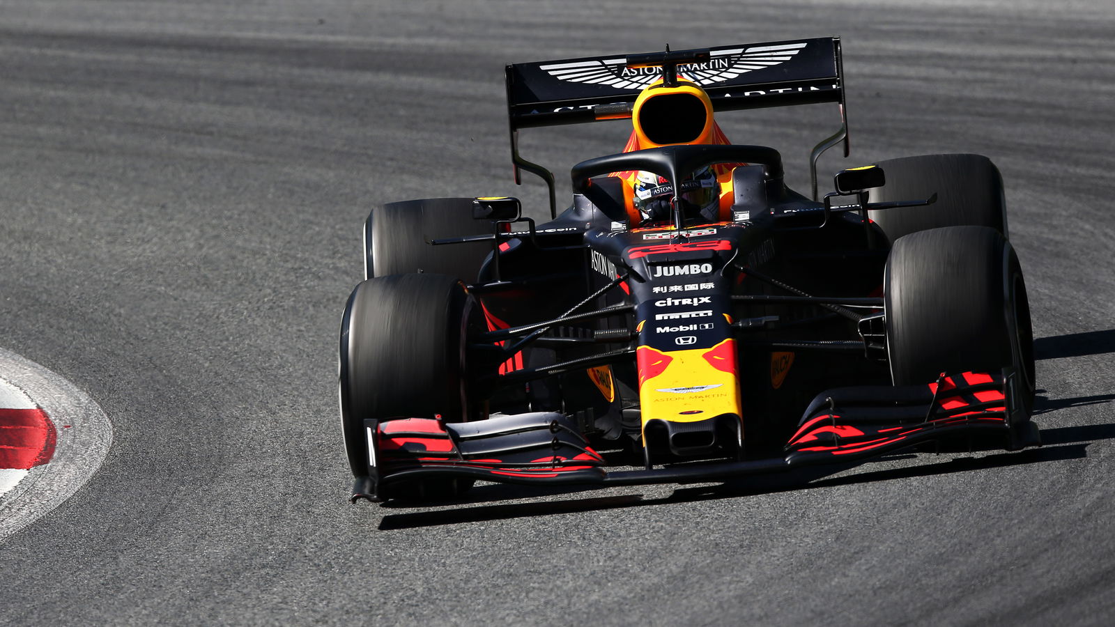 Verstappen mengambil kemenangan Austria yang kontroversial setelah kontak Leclerc terlambat