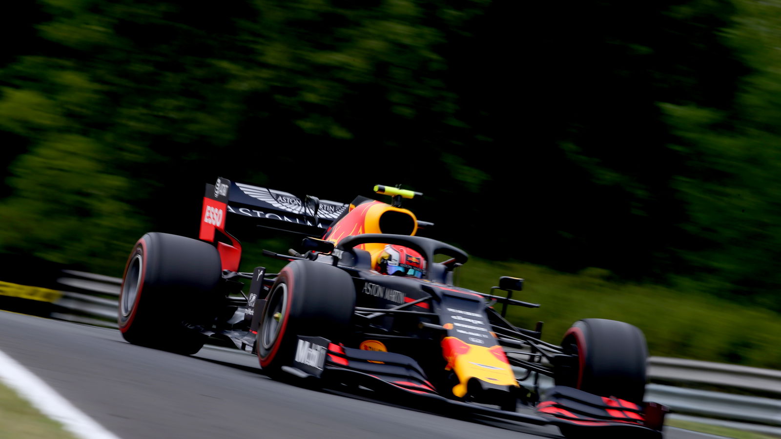 Gasly berada di puncak FP2 Hongaria yang dilanda hujan saat Albon jatuh