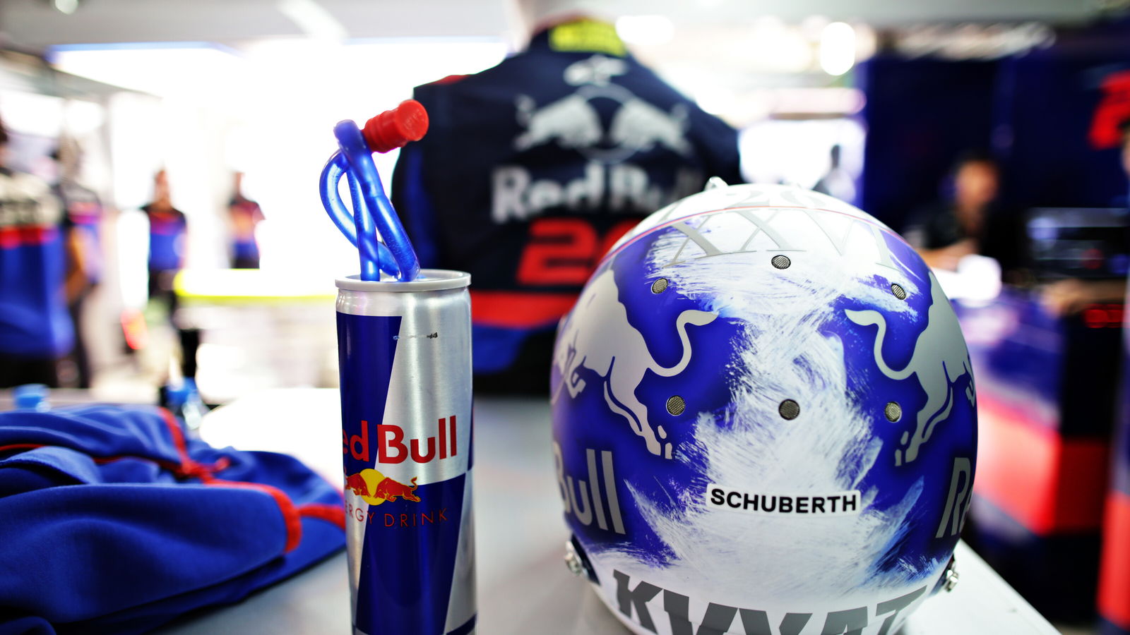 Kvyat akan membahas aturan desain helm 'lelucon' dengan FIA