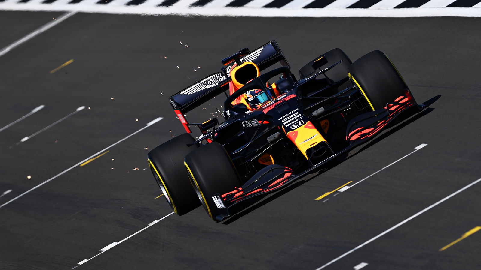Albon beraksi sebagai Red Bull menjalankan mobil F1 2020 di Silverstone