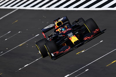 Albon beraksi sebagai Red Bull menjalankan mobil F1 2020 di Silverstone