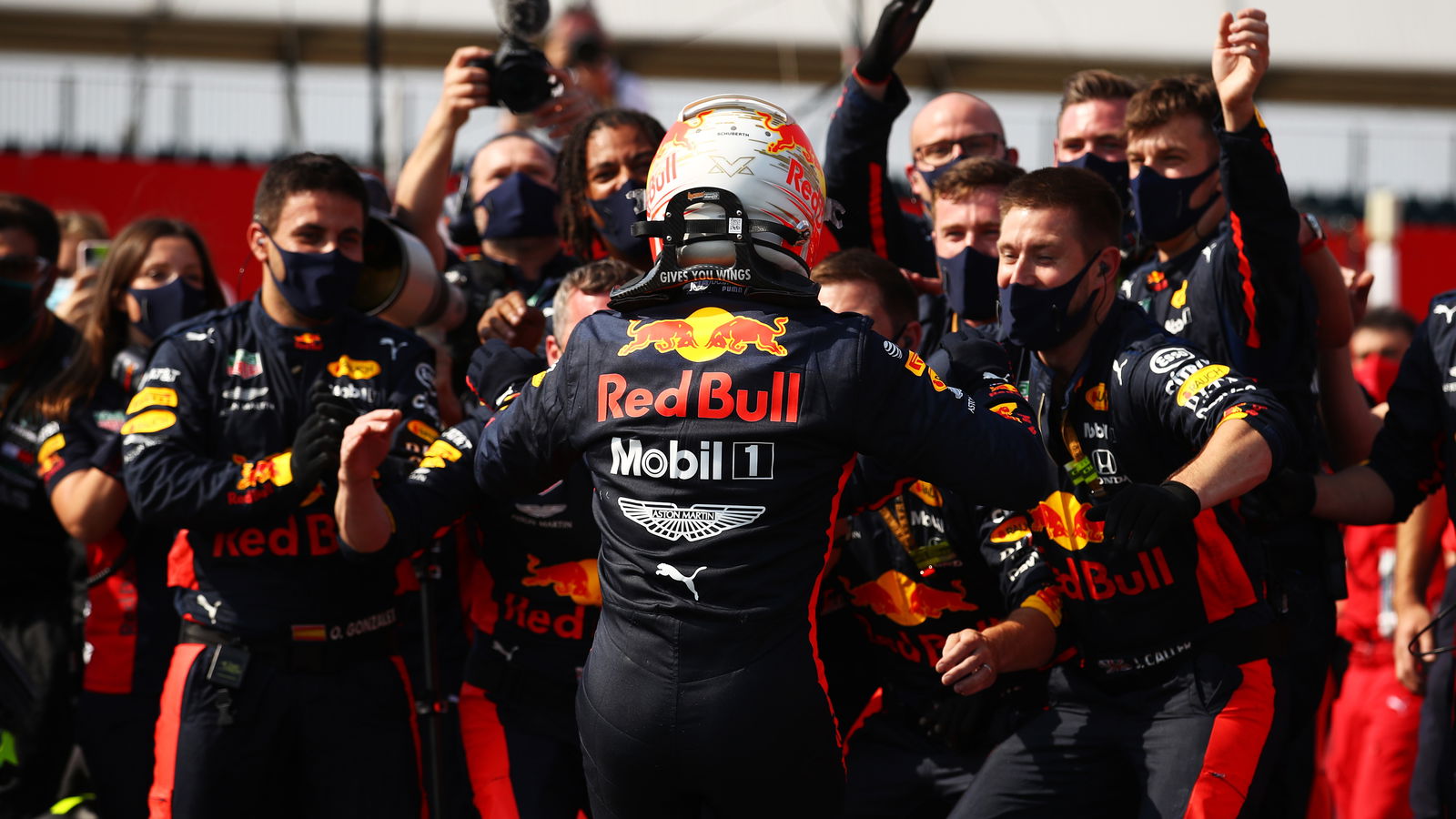 Verstappen mengalahkan Mercedes untuk kemenangan GP HUT ke-70 F1