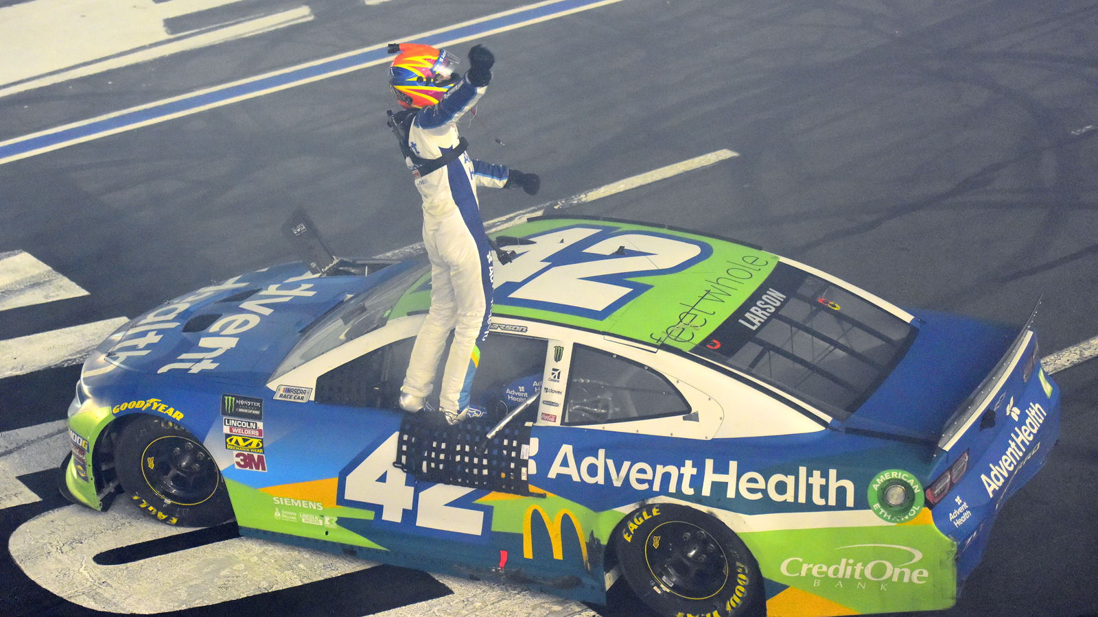 Kyle Larson mendapat untung besar pada malam All-Star