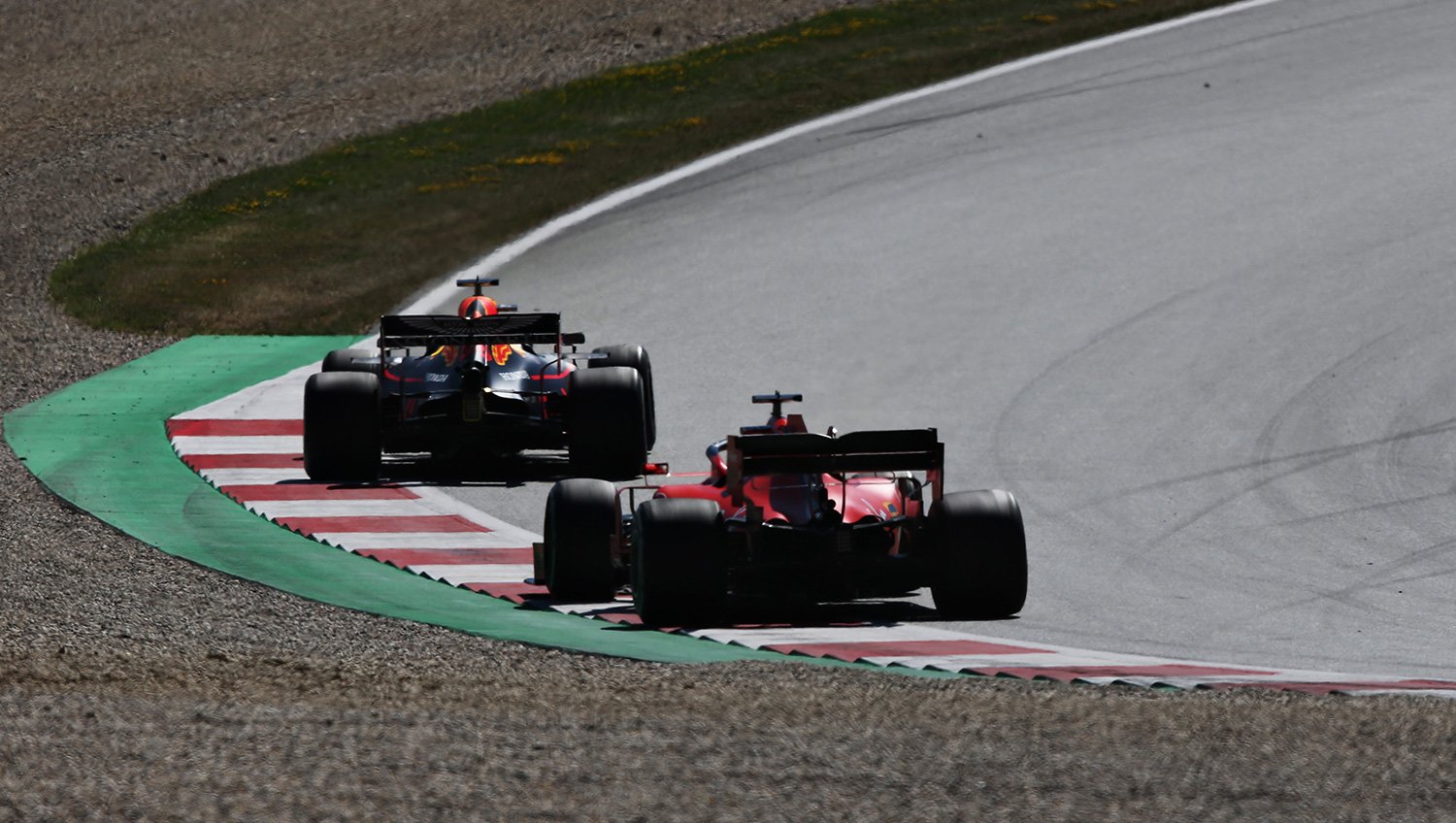 Verstappen mengambil kemenangan Austria yang kontroversial setelah kontak Leclerc terlambat