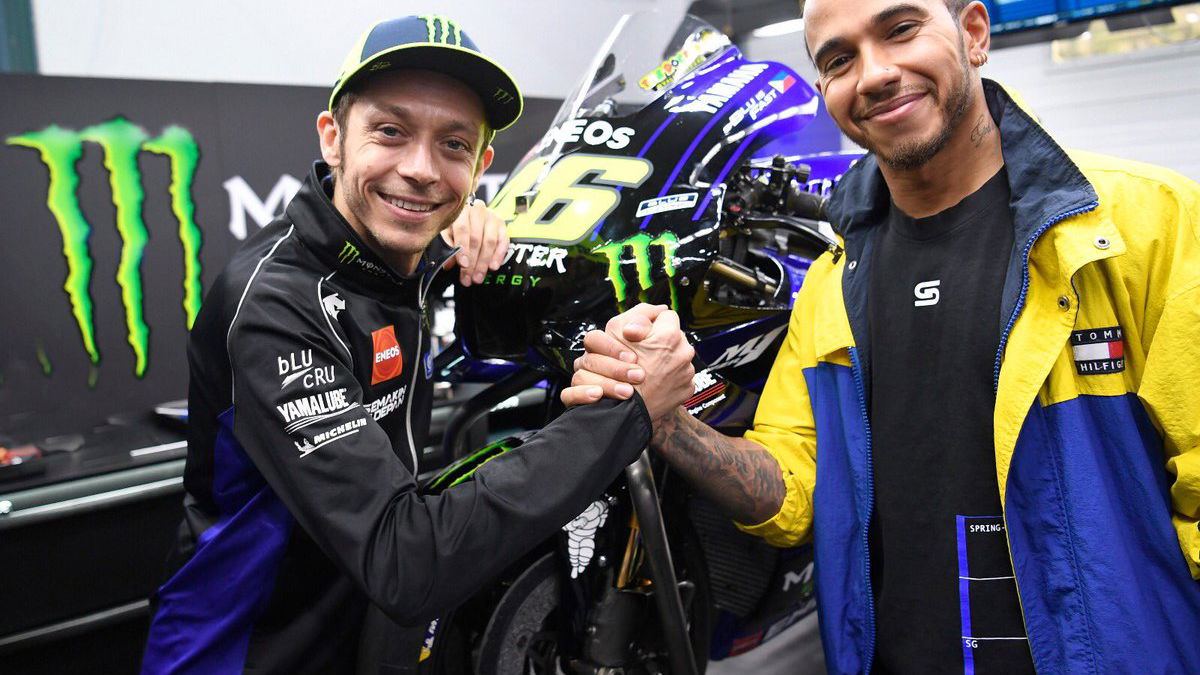 Gosip F1: Hamilton terinspirasi oleh Rossi pada kunjungan MotoGP
