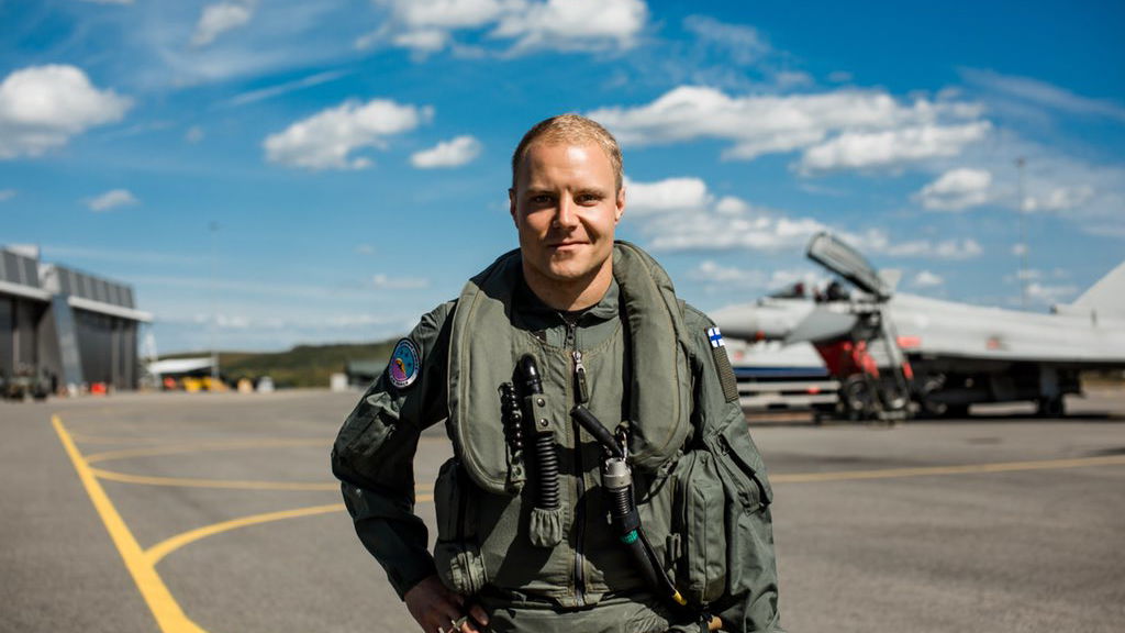 Top Gun? Pembalap F1 Bottas mengudara