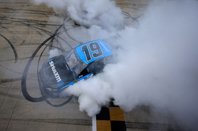 Kevin Harvick memimpin SHR sapuan dua baris teratas di Kansas