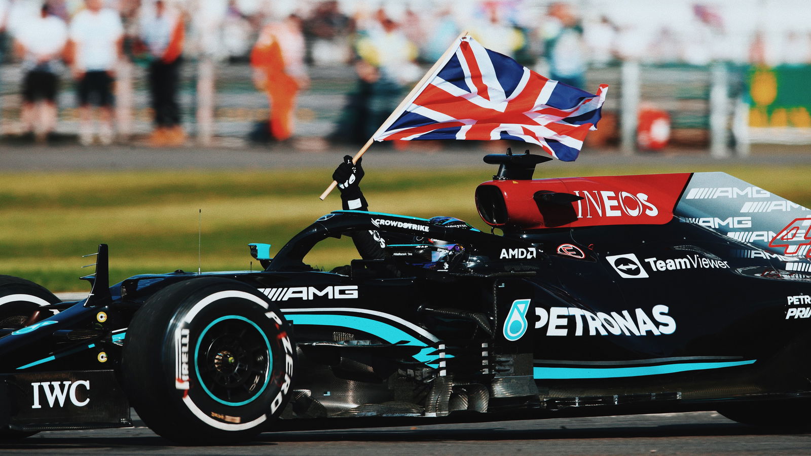 Hamilton Mendapat Pelecehan Rasis Online Setelah Kemenangan Silverstone