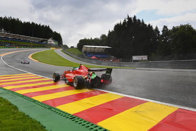 Dua pembalap Seri W dibawa ke rumah sakit setelah kecelakaan enam mobil Eau Rouge