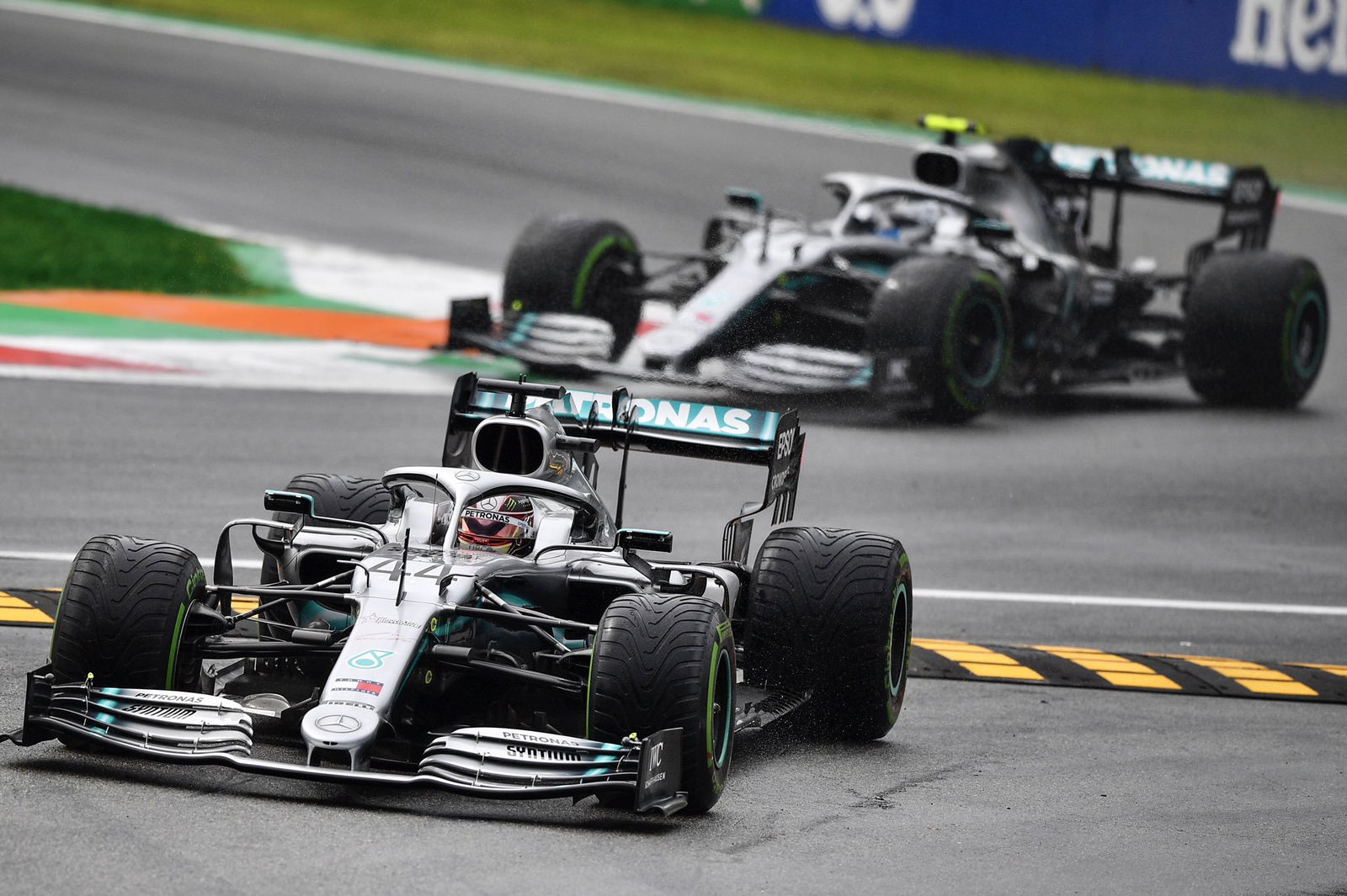 Ricciardo menyerukan rasa hormat yang lebih besar setelah Hamilton menerjang sorakan
