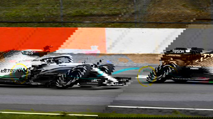 Mobil Mercedes 'W11 F1 membuat debut trek di Silverstone
