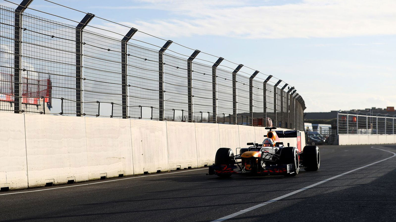 Verstappen mengambil sampel trek F1 Zandvoort untuk pertama kalinya