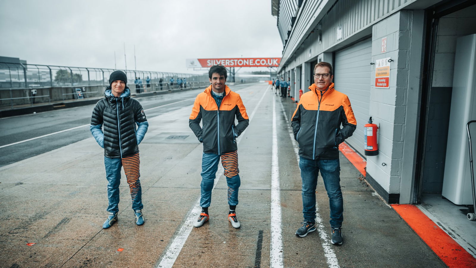 Pasangan McLaren F1 Sainz dan Norris dalam tes F3 di Silverstone basah