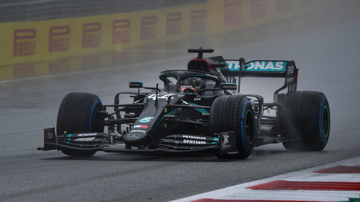 Hamilton beats Verstappen to pole for F1 Styrian GP by 1.2s
