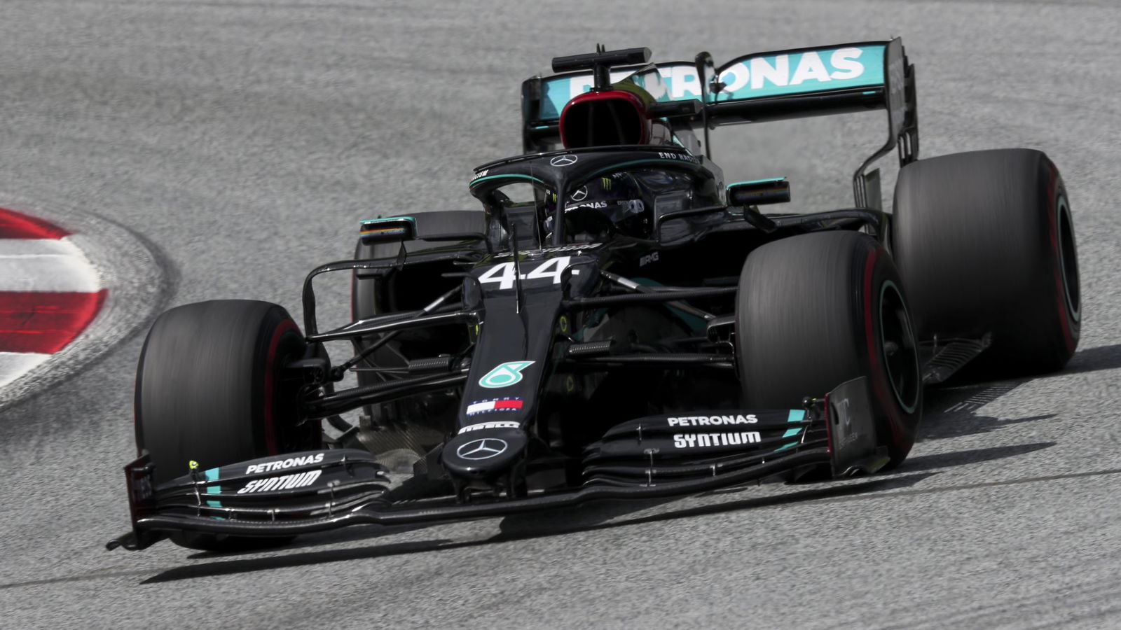 Hamilton memenangkan F1 Styrian GP saat Ferraris saling berhadapan