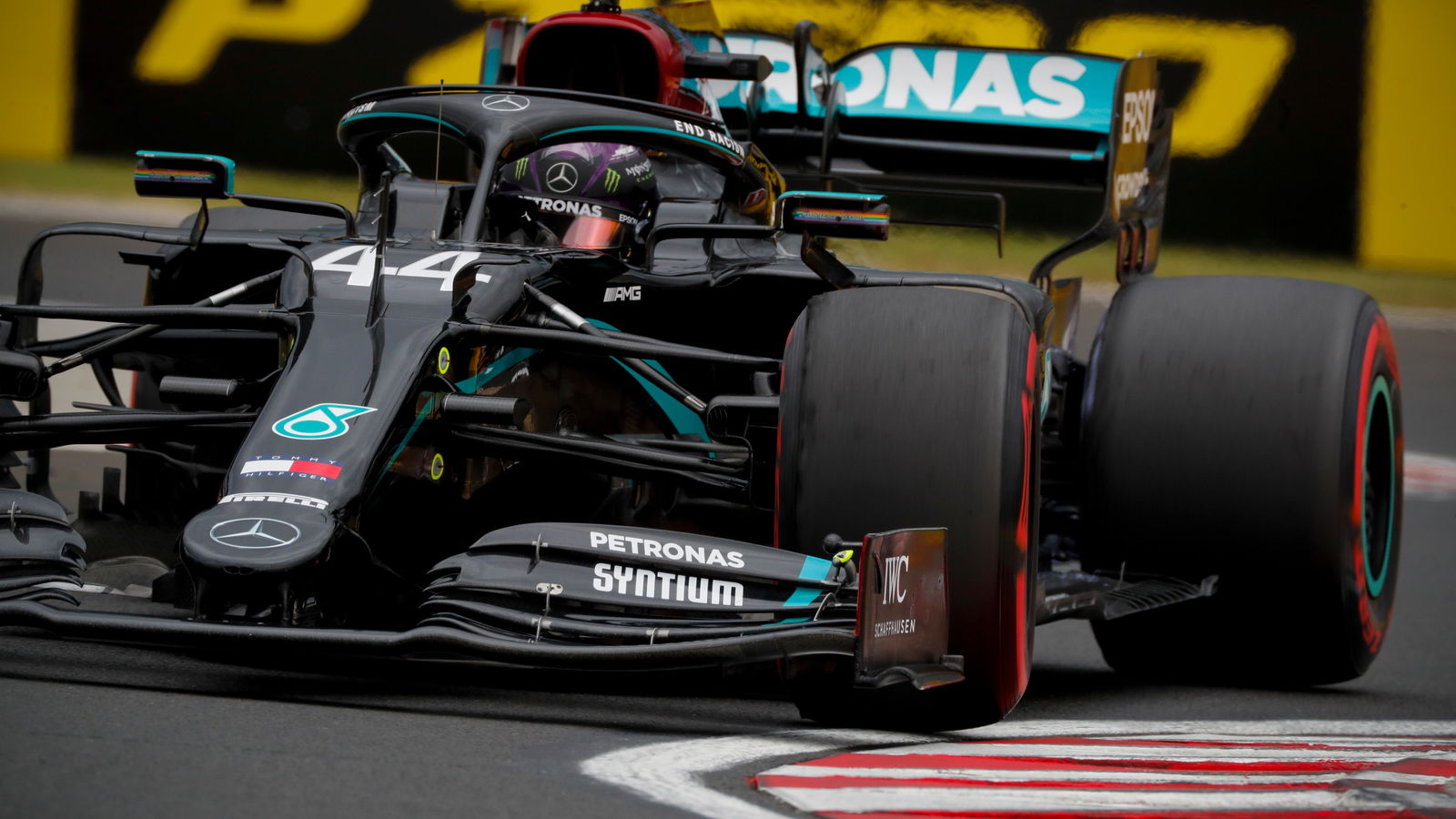Hamilton menduduki pole position ke-90 di GP Hungaria