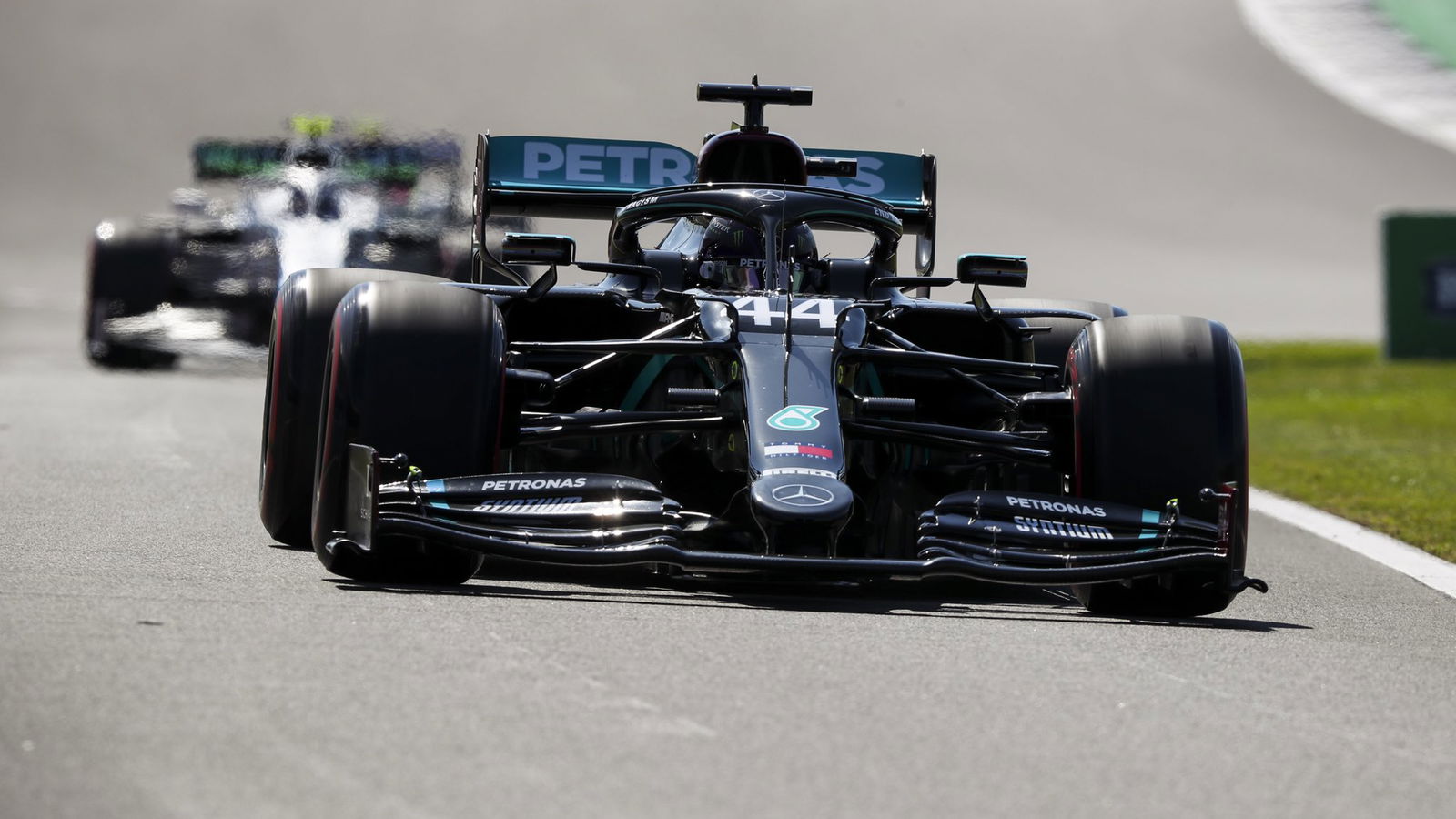 Hamilton mengambil MGU-K yang ditingkatkan setelah masalah mesin F1